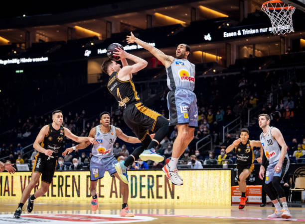 强大的防守 强大的防守